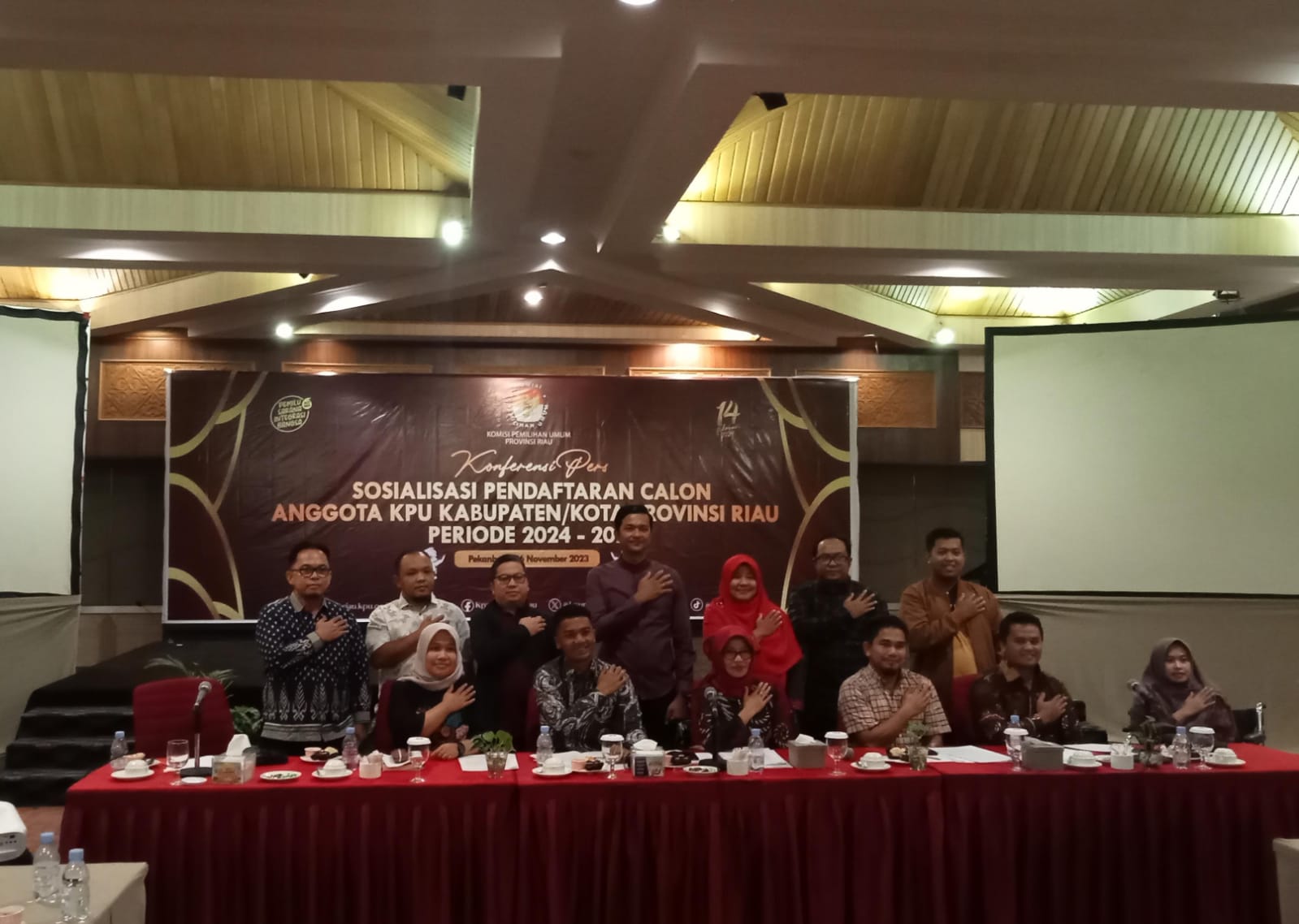 Konferensi pers pendaftaran calon anggota KPU kabupaten/kota di Riau (foto:rinai/halloriau)